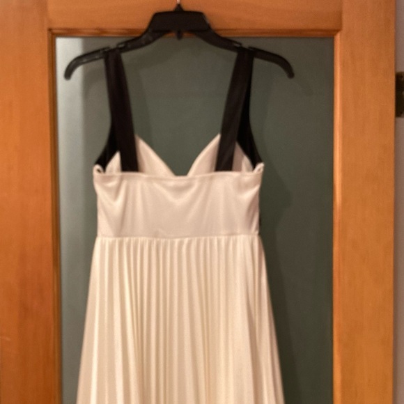Cream and black silky dress - Picture 9 of 11